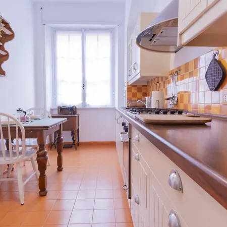 Elegantis Solinda - Easily Get To The Historic Center, Metro, Tram And Bus Are Nearby Appartamento