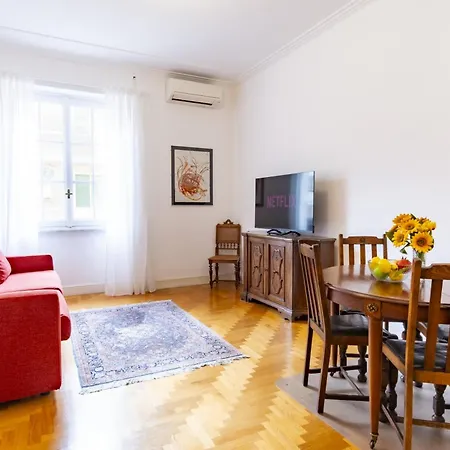 Elegantis Solinda - Easily Get To The Historic Center, Metro, Tram And Bus Are Nearby Appartamento *