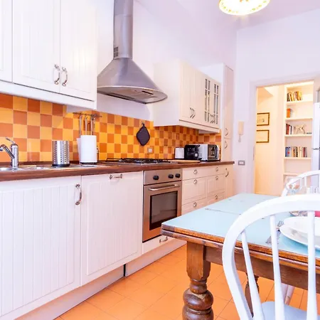Elegantis Solinda - Easily Get To The Historic Center, Metro, Tram And Bus Are Nearby Apartment *