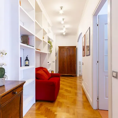 Elegantis Solinda - Easily Get To The Historic Center, Metro, Tram And Bus Are Nearby Appartamento Roma