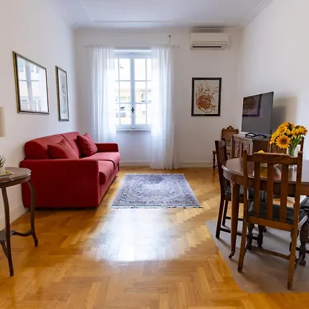 Appartamento Elegantis Solinda - Easily Get To The Historic Center, Metro, Tram And Bus Are Nearby *